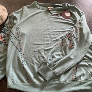 Nwt Knox Rose long sleeved shirt with beautiful embroidery size large